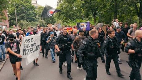 Dresden: Rechte Gruppe und Gegner treffen aufeinander – ein Verletzter