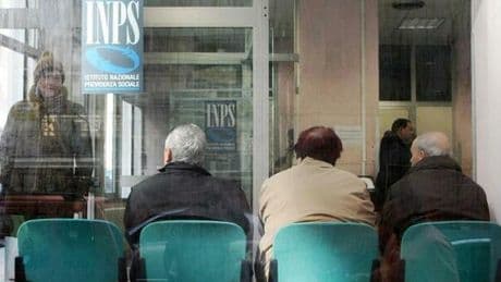 Michele dichiarato morto, ma è un errore: da tre mesi è senza pensione. L'Inps: «Deve dimostrare che è vivo»