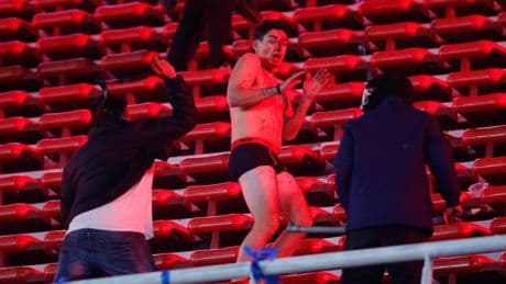 Totale chaos in Buenos Aires: enorme supportersrellen zorgen voor gestaakt duel in Copa Sudamericana en honderden arrestaties