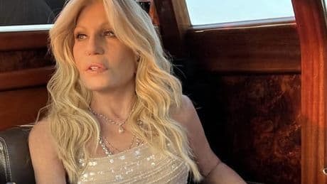 Donatella Versace sorprende tutti: il filler non va più di moda e il suo glow-up diventa virale
