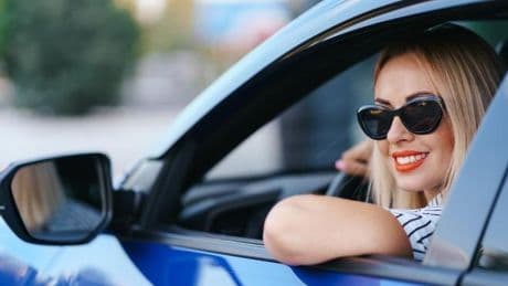Esta es la multa que te pueden poner por conducir con gafas de sol