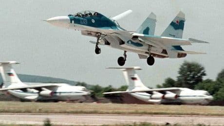 Ucraina, droni distruggono cinque aerei russi: i danni causati, l'attacco notturno e la strategia di Kiev