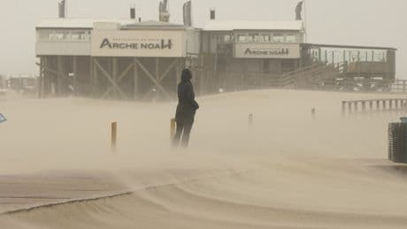 Strandkörbe kippten um - Böen bis 100 km/h! Sandsturm an der Nordsee