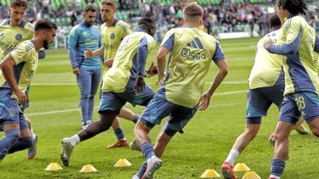 Wie staat er na vanavond bovenaan, Ajax of PSV?