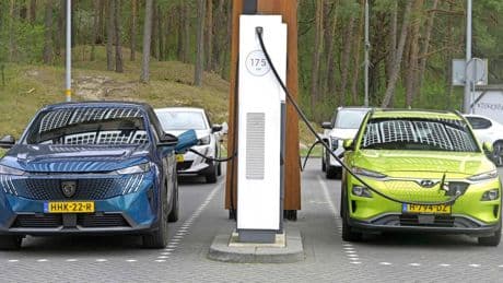 Europese automarkt uit balans door kosten, zwak energienet en twijfelende consumenten: ’Gefixeerd op elektrisch rijden’