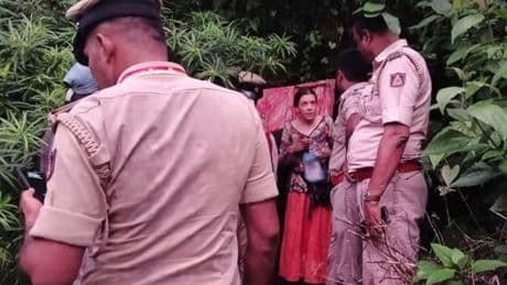 India, trovata in una grotta con le bimbe e le ceneri del figlio: “Animali e serpenti nostri amici”