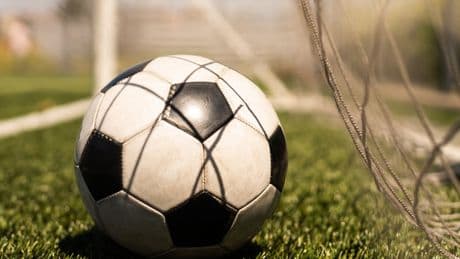Başına futbol topu çarpan 7 yaşındaki çocuk beyin kanaması geçirdi