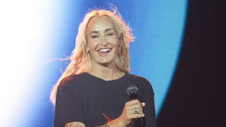 Sängerin Sarah Connor rekelt sich in Unterwäsche im Bett