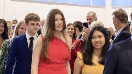 El momento &#039;paparazzi&#039; de Felipe VI en la graduación de la infanta Sofía: con el móvil y como un padre más