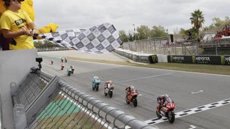 Piqueras bate al líder Rueda para apretar Moto3