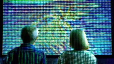 Cómo la televisión se ha convertido en el gran enemigo de los mayores