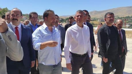 Özgür Özel Divriği Ulu Camii'de cuma namazı kıldı