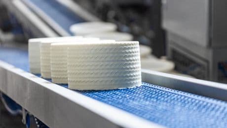 Una empresa catalana exporta maquinaria para fabricar quesos a los cinco continentes