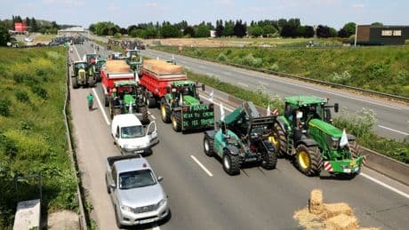 « Ras-le-bol des normes » : des agriculteurs bloquent à nouveau des autoroutes dans le Nord