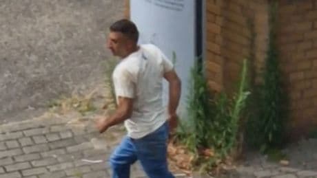 Polizei fahndet mit Video - Er hat gerade einen Mann niedergeschossen