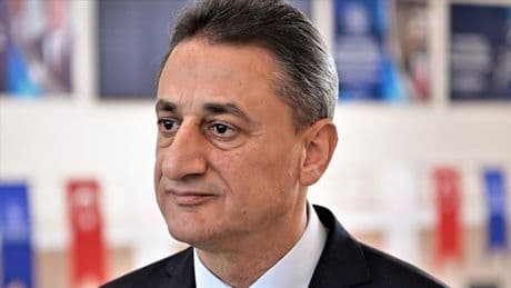 Eski Bitlis Valisi Erol Karaömeroğlu trafik kazasında yaralandı