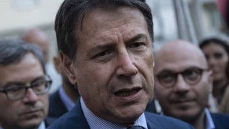 Entusiasti anche Schlein e Conte. "Belle parole contro le armi". La destra: è contro il relativismo