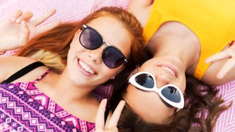 Vacances : que glisser dans la trousse de toilette de mon ado ?
