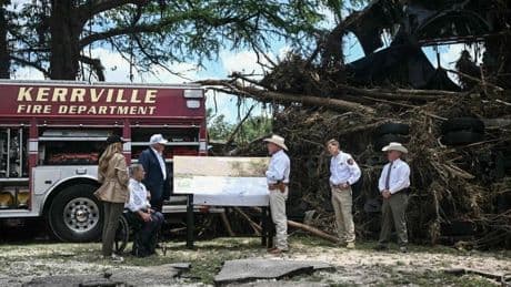 Trump visita a las víctimas de Texas mientras frena el cierre de la agencia de emergencias