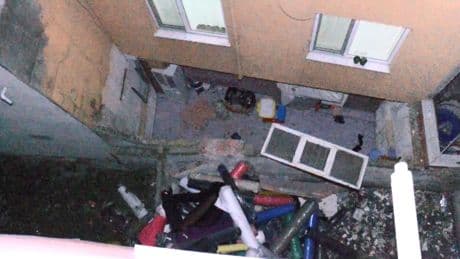İstanbul'da bir apartmanın bodrum katının duvarı kısmen yıkıldı