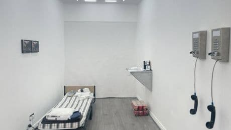 La cárcel como obra de arte: se encierra 72 horas para enfrentarse a su mayor miedo
