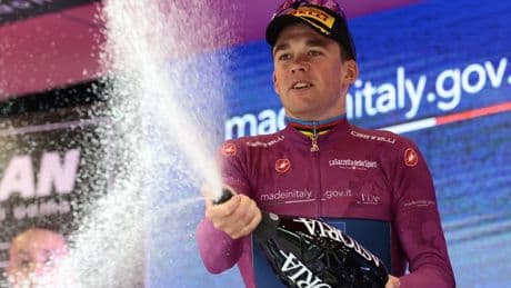 Pedersen klopt Van Aert en boekt zijn vierde ritzege in deze Giro d'Italia