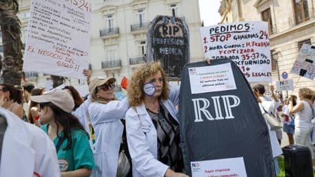 Desigual seguimiento de la huelga nacional de médicos: del 95% de Andalucía y Murcia al 15% de Galicia