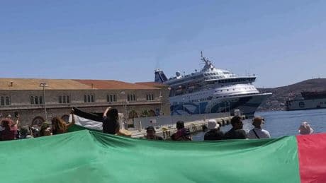 Manifestantes a favor de Palestina impiden a un crucero israelí desembarcar