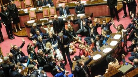 Dl sicurezza al voto finale, caso in Aula: senatori per terra. Lavori sospesi