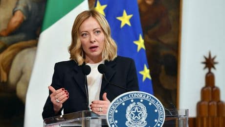 Meloni prima del vertice Trump-Zelensky: «Garanzie a Kiev sul modello dell'articolo 5 proposto dall'Italia. Unità dell'Occidente strumento per la pace»