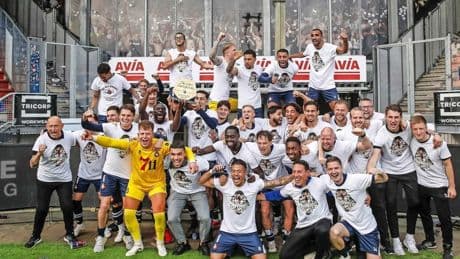 Mitch Apau promoveert met Telstar nadat hij ’s nachts vader werd van Moses: ’Een uurtje kunnen slapen’