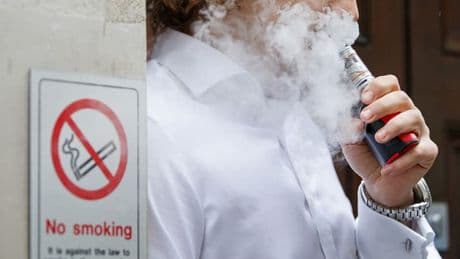 Sexe, région, usage quotidien... Qui sont les Français qui vapotent alors que la consommation de cigarette diminue