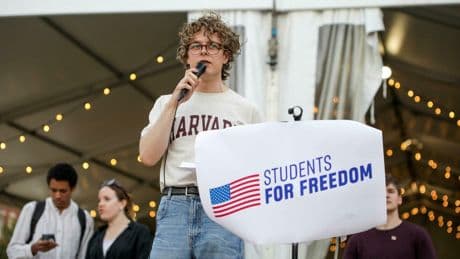 Étudiants étrangers : l’administration Trump gèle les rendez-vous pour les visas, les réseaux sociaux scrutés