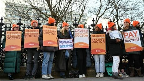 Just one in three back doctor strikes, poll shows as Streeting warned he ‘cannot afford to lose’