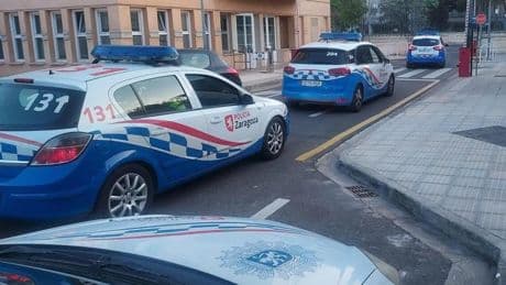Un conductor pierde el control al volante por un problema de salud y choca contra una farola y una fachada en Zaragoza