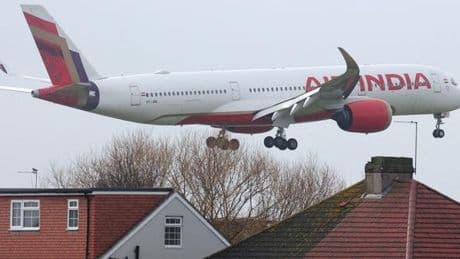 Pourquoi les hommes sont plus susceptibles de penser pouvoir faire atterrir un avion tout seuls que les femmes