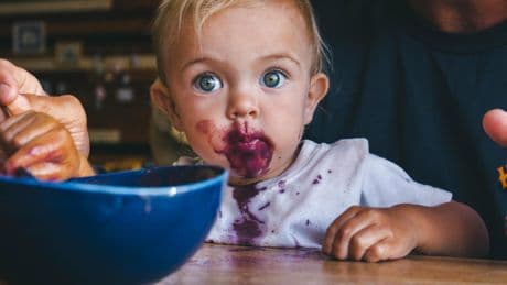 Un estudio revela que casi la mitad de la comida para bebés en Reino Unido contiene niveles de azúcar excesivos