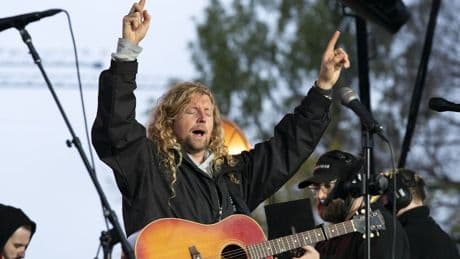 Conservative MP calls for apology to Christian singer Sean Feucht over cancellations