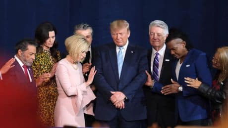 In God they trust?: Warum Trump Politik nach den Vorstellungen von radikalen Christen macht