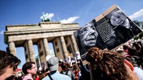 Anti-AfD-Demos in 60 Städten - Tausende Menschen für AfD-Verbot auf der Straße