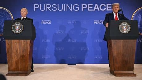 Poignée de main, réunion "constructive", "grands progrès"... Ce qu'il faut retenir du sommet entre Donald Trump et Vladimir Poutine