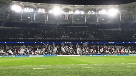 Sezonun ilk resmi maçında protesto