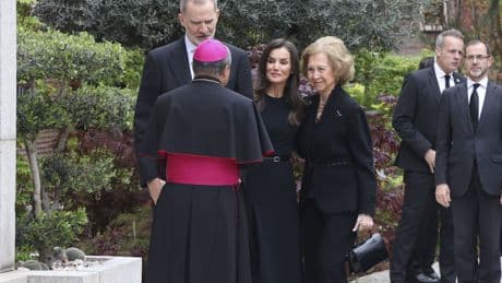 Los Reyes, junto a la reina Sofía, muestran sus condolencias por el papa en la Nunciatura Apostólica