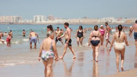 Dormir, ducharse con gel o reservar sitio: las acciones que pueden conllevar multa en las playas españolas