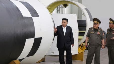 Machtdemonstration vor Peking-Reise: Kim Jong Un besucht neue Raketenfabrik