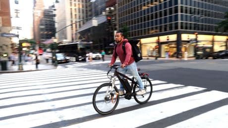 Stressfrei durch die Stadt: Diese E-Bikes machen den Arbeitsweg komfortabel