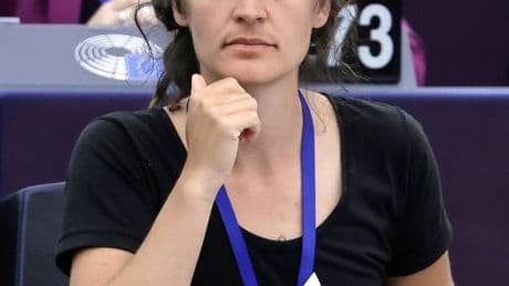 Rackete lascia il seggio Ue. "Non mancherà a nessuno". Il flop della capitana Ong che sfidò la motovedetta