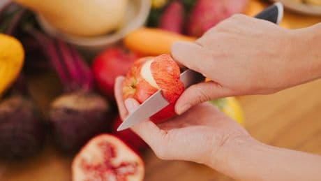 Nutrition, santé, écologie: faut-il manger ou jeter la peau des fruits et légumes?