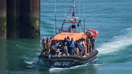 Fact check: ‘Channel migrants’ in prison and fake ‘Amazon’ deals