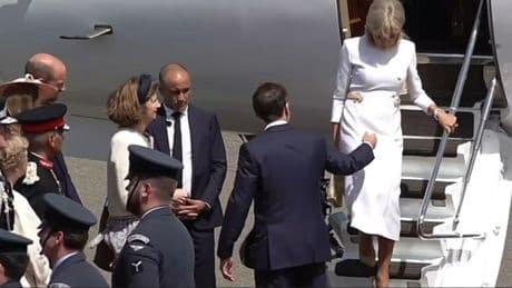 Eşi yüzüne bile bakmadı, Macron'un eli havada kaldı